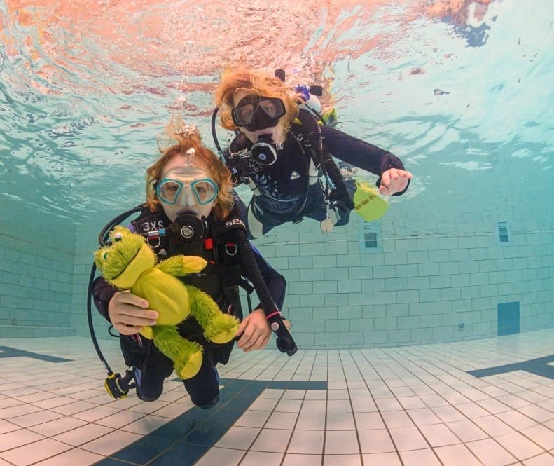 غواصی برای کودکان در مجموعه دلفین مرجان قشم: تجربه‌ای آموزشی و هیجان‌انگیز